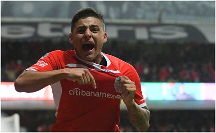 Alexis Vega entrena y presume calzado de Barbie con Toluca