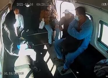 Asaltante inicia atraco afuera de combi pero chofer le acelera y lo deja atrás
