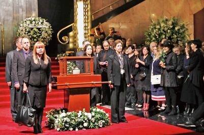 Gritos y drama en el adiós a Cuevas