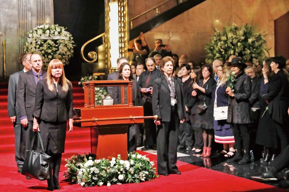 Al frente de la primera guardia de honor, Beatriz del Carmen Bazán, viuda del artista, y María Cristina García Cepeda, secretaria de Cultura; atrás, Lidia Camacho, directora del INBA, y Eduardo Vázquez, secretario de Cultura de la ciudad (JUAN CARLOS R.)