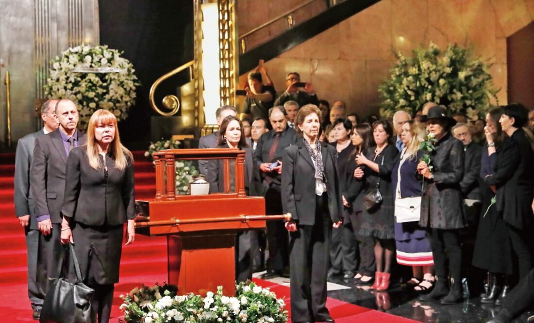 Al frente de la primera guardia de honor, Beatriz del Carmen Bazán, viuda del artista, y María Cristina García Cepeda, secretaria de Cultura; atrás, Lidia Camacho, directora del INBA, y Eduardo Vázquez, secretario de Cultura de la ciudad (JUAN CARLOS R.)