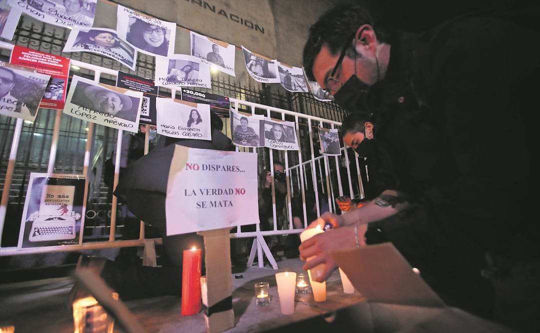 Cientos de periodistas y colectivos se manifestaron en la Secretaría de Gobernación para repudiar los asesinatos. Foto: Valente Rosas. EL UNIVERSAL