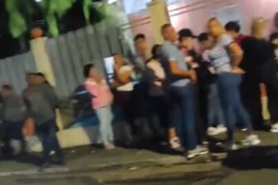 Venezolanos pernoctan afuera de las casillas esperando votar en elecciones presidenciales