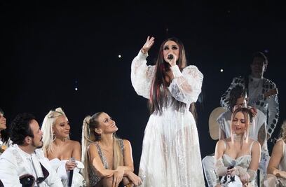 Dulce María revive a "Roberta" en los 2000s Pop Tour