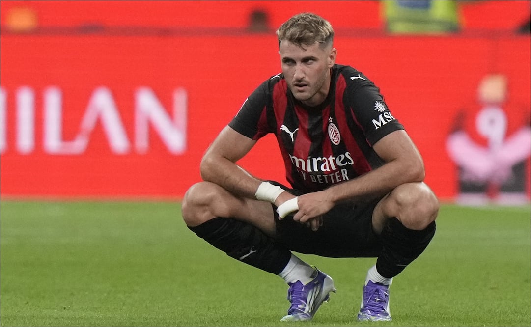 Santiago Giménez seguirá este año en el Milan. FOTO: AP