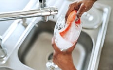 No basta con enjuagar: la técnica eficaz para lavar un vaso; conoce cuándo reemplazarlo