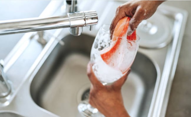 No basta con enjuagar: la técnica eficaz para lavar un vaso; conoce cuándo reemplazarlo