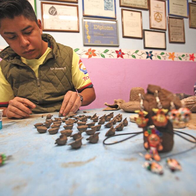 Dylan Hernández, de 23 años, es diseñador de piezas a escala e ingeniero industrial; junto con su familia crea hábitats, personajes y figuras. Fotos: JORGE ALVARADO