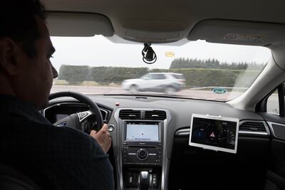 Ford prueba tecnología que dice adiós a las luces rojas de los semáforos