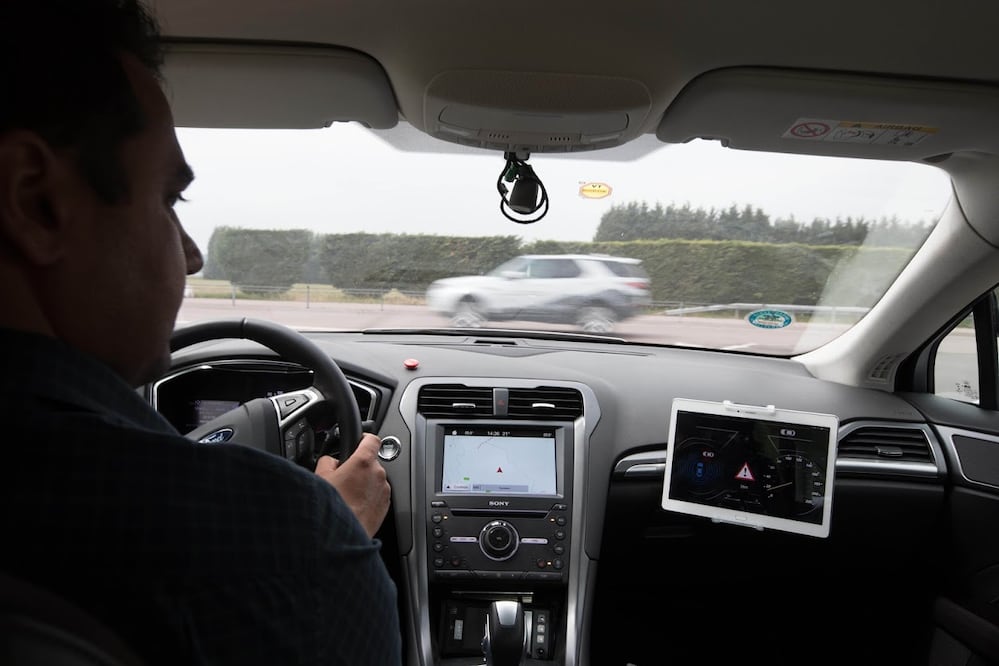Ford prueba tecnología que dice adiós a las luces rojas de los semáforos