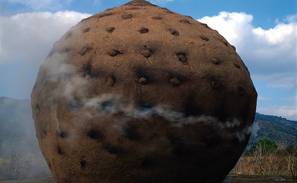 Esta esfera hecha con adobe y madera es Casa Carbonero, un proyecto que se hizo en 1998. Foto: Smiljan Radic