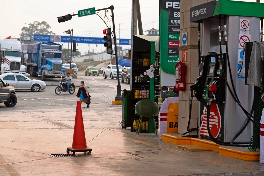 La falta de combustible ha golpeado a varios municipios de Chiapas que se abastecen de la gasolina y el diesel que sale de Tuxtla Gutiérrez. Hasta ahora la capital del estado es la más afectada por el desabasto. Foto: Cuartoscuro