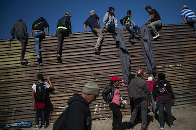 Migrantes que buscaron cruzar a EU fueron recibidos con gases