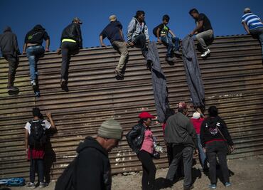 Migrantes que buscaron cruzar a EU fueron recibidos con gases