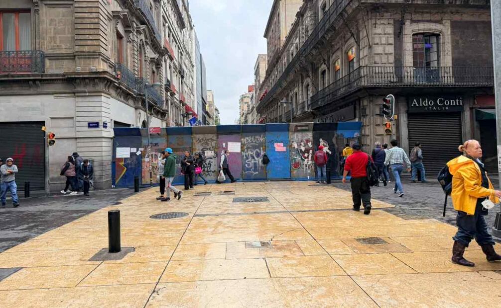 Aunque ya no realizan inspecciones de mochilas y bolsas en los filtros de entrada, las personas tienen que mantener una fila para ingresar o salir uno por uno. Foto: Arturo Ordaz Díaz / EL UNIVERSAL