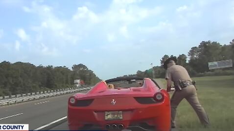 Detienen a comisionado de Florida por exceso de velocidad en su Ferrari 458 Spyder
