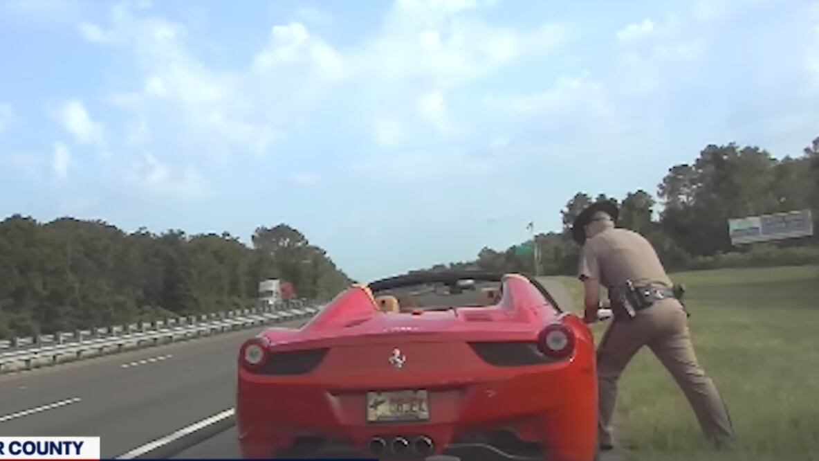Detienen a comisionado de Florida por exceso de velocidad en su Ferrari 458 Spyder