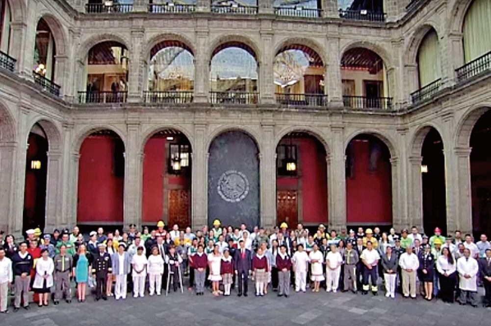 El presidente Enrique Peña Nieto envió un mensaje a la nación por medio del video Diálogos con Servidores Públicos, con motivo de su tercer año de gestión (ESPECIAL)