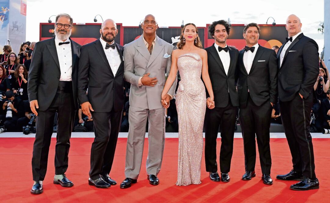 Mark Kerr (segundo, de izq. a der.), Dwayne Johnson, Emily Blunt, Benny Safdie, David Koplan e Hiram García. Foto: EFE
