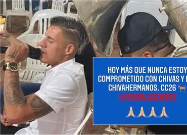 Cristian Calderón explica sus fotos en una fiesta