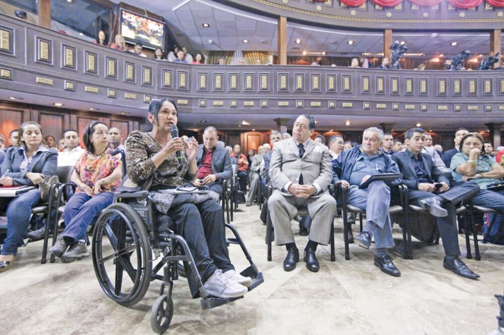 Asambleístas participan durante la sesión plenaria realizada en el Palacio Federal Legislativo, en Caracas. (RICARDO HERDENEZ. XINHUA)