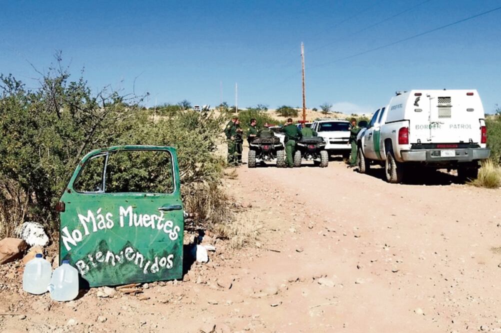 Integrantes de la organización No Más Muertes fueron sorprendidos por agentes armados que arribaron al campamento de Arivaca para detener a cuatro pacientes que recibían atención médica de emergencia. (NO MORE DEATHS)
