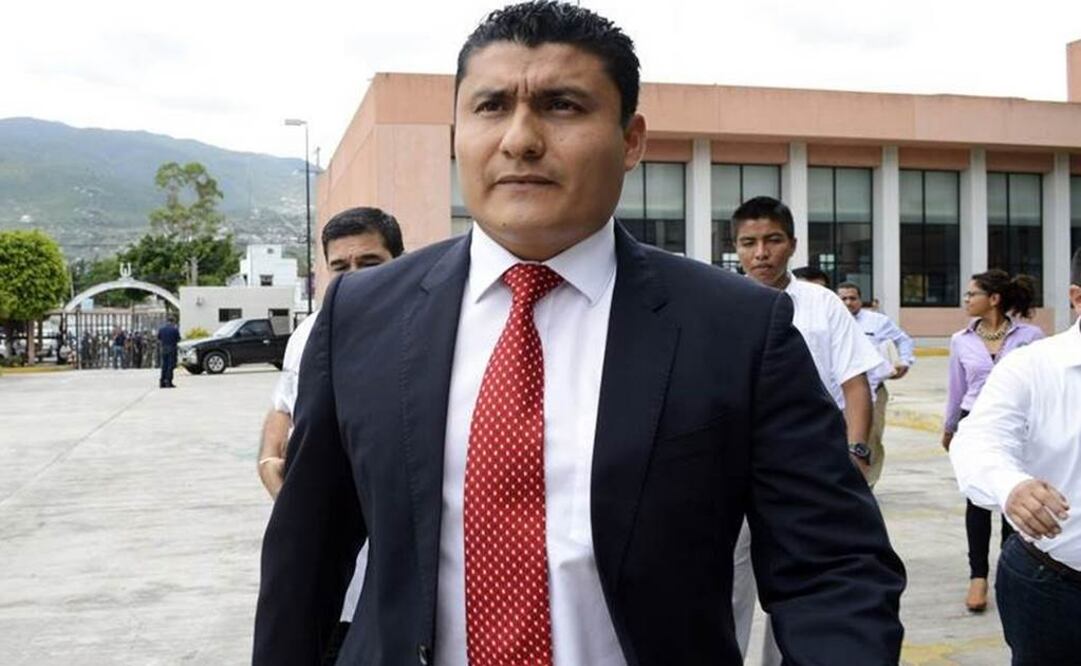 El fiscal de Guerrero, Miguel Ángel Godínez arribó a comparecencia ante el Congreso acompañado de sus asesores para explicar cómo va la investigación. (Foto: Dassaev Téllez / EL UNIVERSAL)