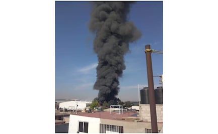Se incendia recicladora de llantas en Tultitlán, Edomex
