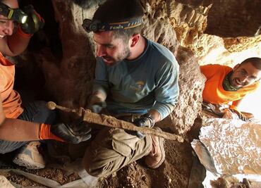 Hallan cuatro espadas de la época romana bien conservadas en una cueva del Mar Muerto