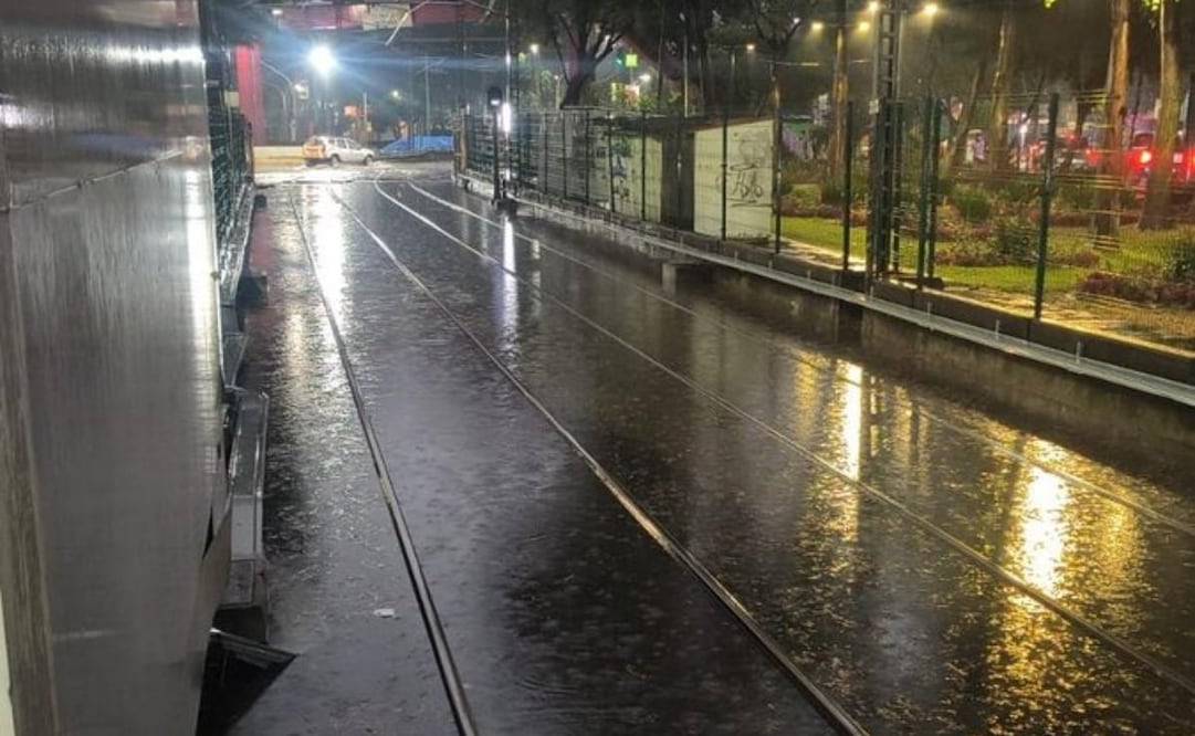 Lluvias inundan estación Huipulco del Tren Ligero; implementan servicio provisional de Tasqueña a Estadio Azteca.
Foto: Especial.
