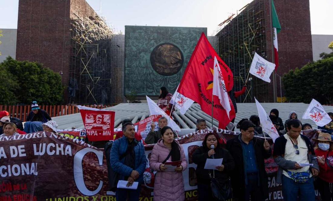 Mitin de los profesores de la CNTE a su llegada a las afueras de la Cámara de Diputados. Foto: Hugo Salvador / EL UNIVERSAL