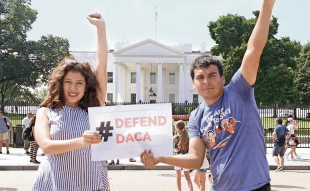 Claudia Quiñonez and Gerson Quinteros during a protest yesterday at the White House (LENIN NOLLY. EFE)