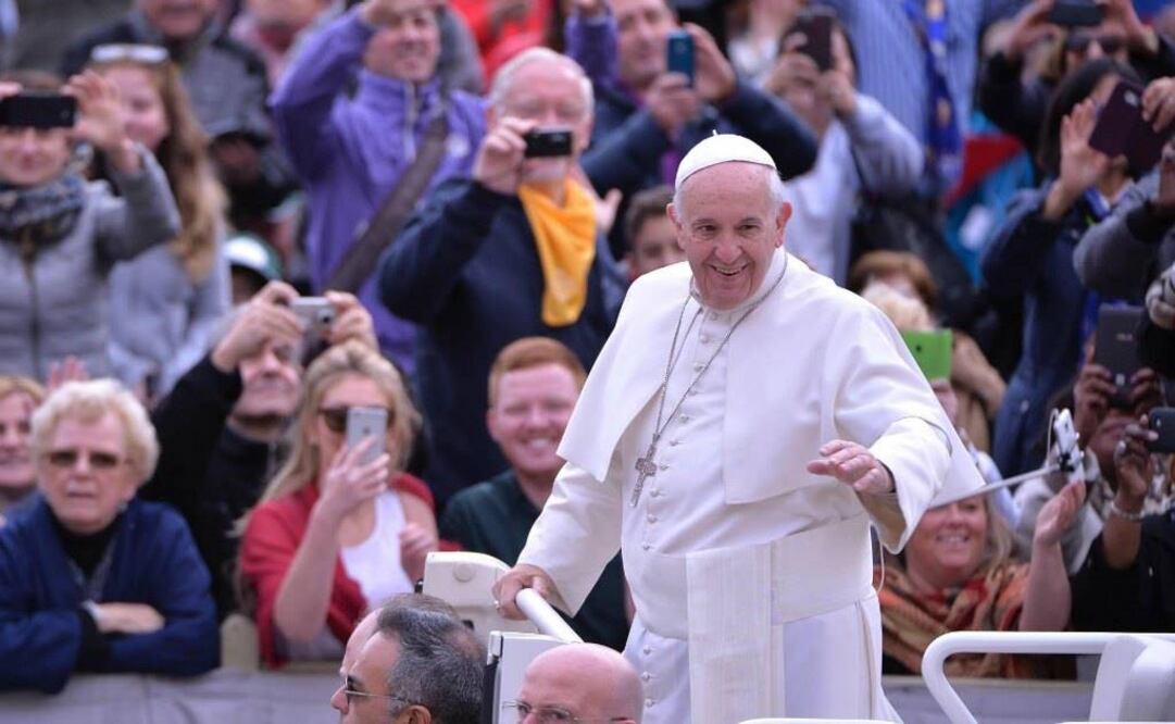 El papa Francisco saluda a los fieles durante la audiencia general de los miércoles en la Plaza de San Pedro en el Vaticano. Foto: EFE