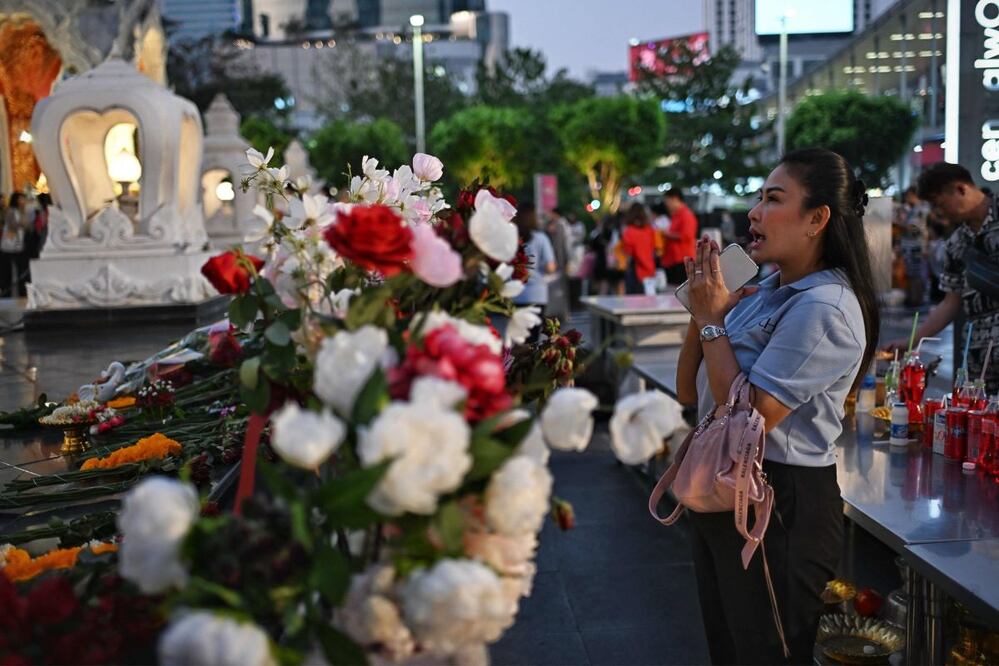 Varias personas rezan al santuario hindú Trimurti para tener suerte en el amor frente al centro comercial Central World de Bangkok en vísperas del Día de San Valentín. FOTO: LILLIAN SUWANRUMPHA. AFP
