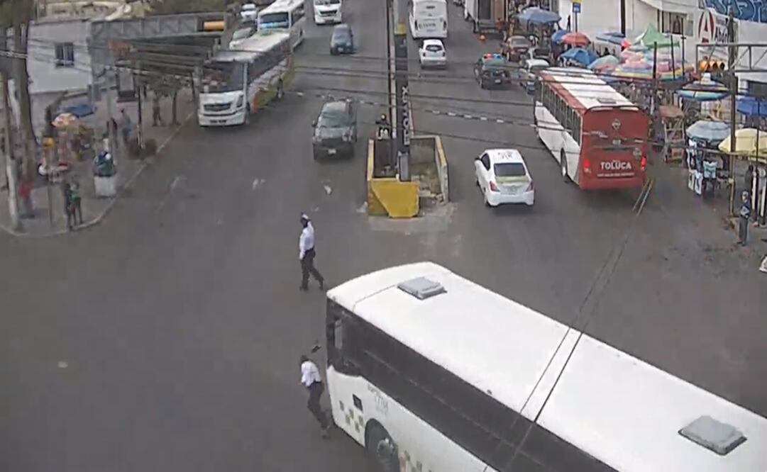 Los hechos ocurrieron este martes 13 de abril alrededor de las 10:00 horas en el crucero de la avenida Isidro Fabela y 5 de mayo. Foto: Especial 