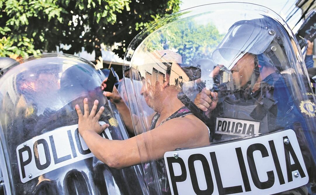 Simpatizantes de Arévalo chocaron con la policía. Foto: Martín Bernetti / AFP