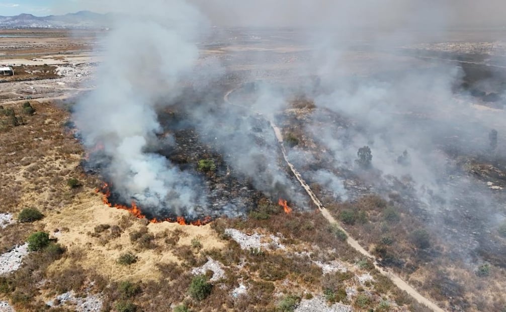 Momentos del incendio en límites de Nezahualcóyotl y Chimalhuacán. Foto: Valente Rosas, EL UNIVERSAL