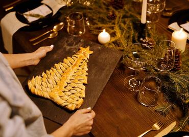 Hornea un pino de hojaldre con crema de avellanas