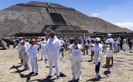 Cientos de turistas nacionales y extranjeros reciben la primavera en Teotihuacán; van a cargarse de energía, dicen