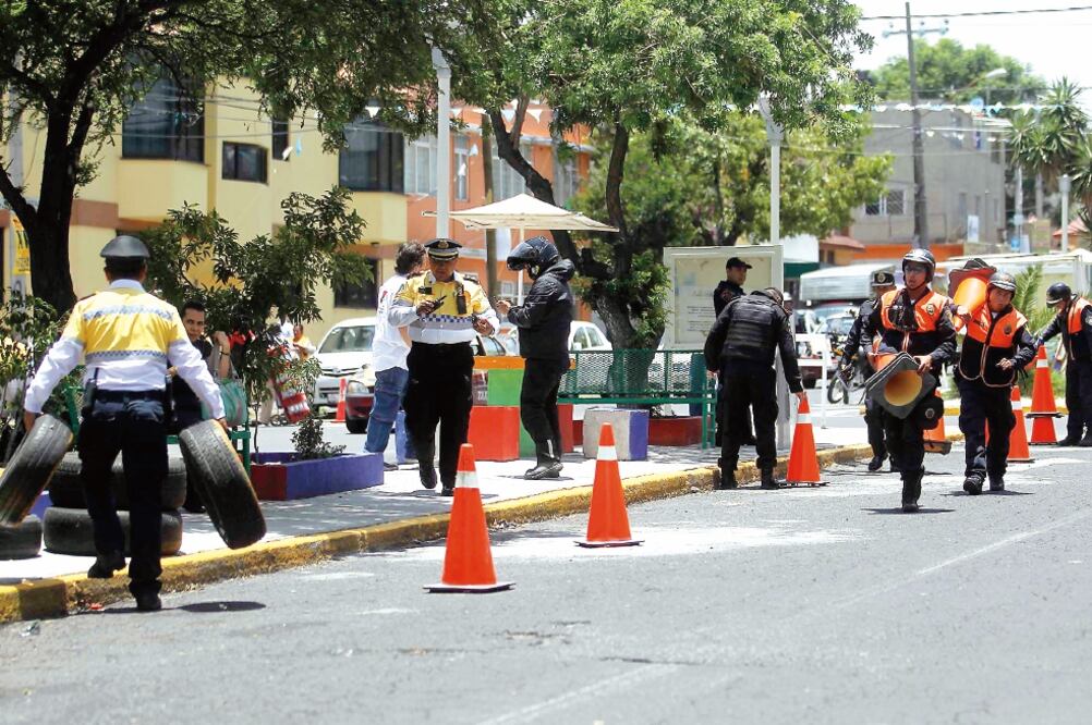 Policías capitalinos implementaron un operativo en la colonia Peñón de los Baños para evitar enfrentamientos entre taxistas y recuperar vialidades (FERNANDO RAMÍREZ. EL UNIVERSAL)
