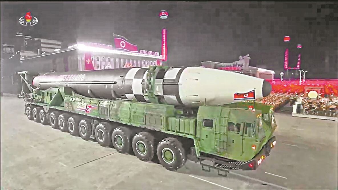 Imágenes de KCNA parecen mostrar un misil intercontinental, en Pyongyang. Foto: AFP