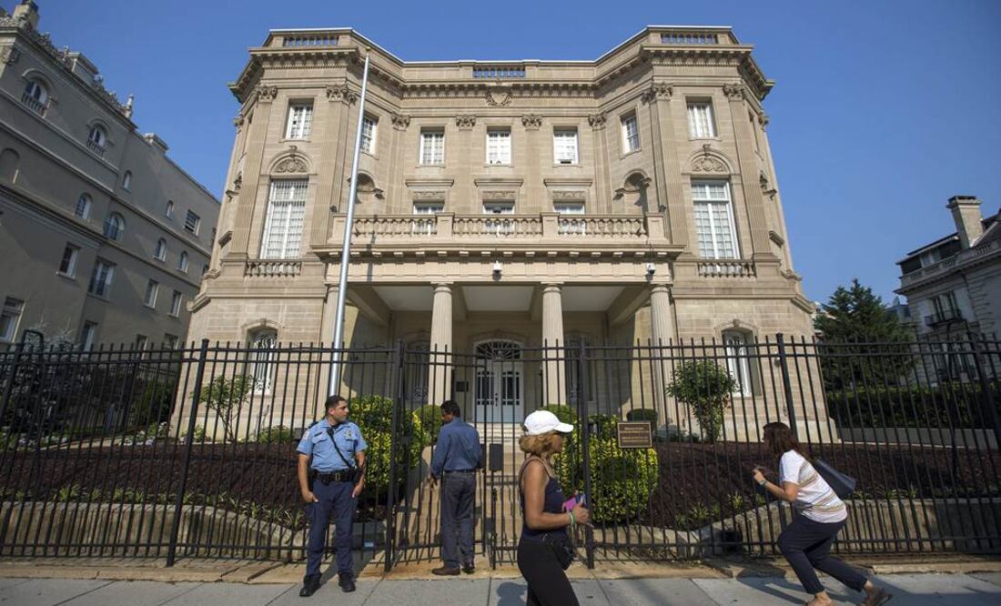Vista del edificio que alberga la Sección de Intereses de Cuba, y que fue la primera embajada cubana en Estados Unidos en 1961, en Washington (Foto: EFE)