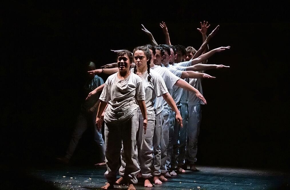 Son nueve los actores que participan en escena y que representan ciertas licencias poéticas que se da el director para montar la obra. Foto: de Teatro La Capilla