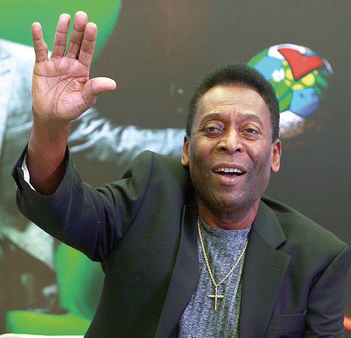Pelé regresa al hospital; le corrigen la columna