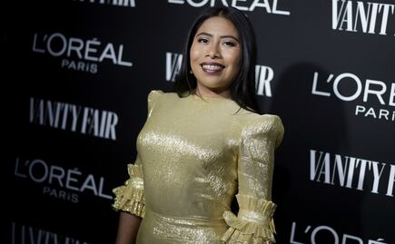 Yalitza Aparicio impacta en alfombra roja con vestido dorado de Cenicienta