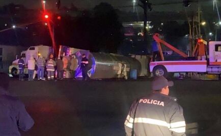 Vuelca pipa con sulfato de aluminio; hay caos vial en la Gustavo Baz 