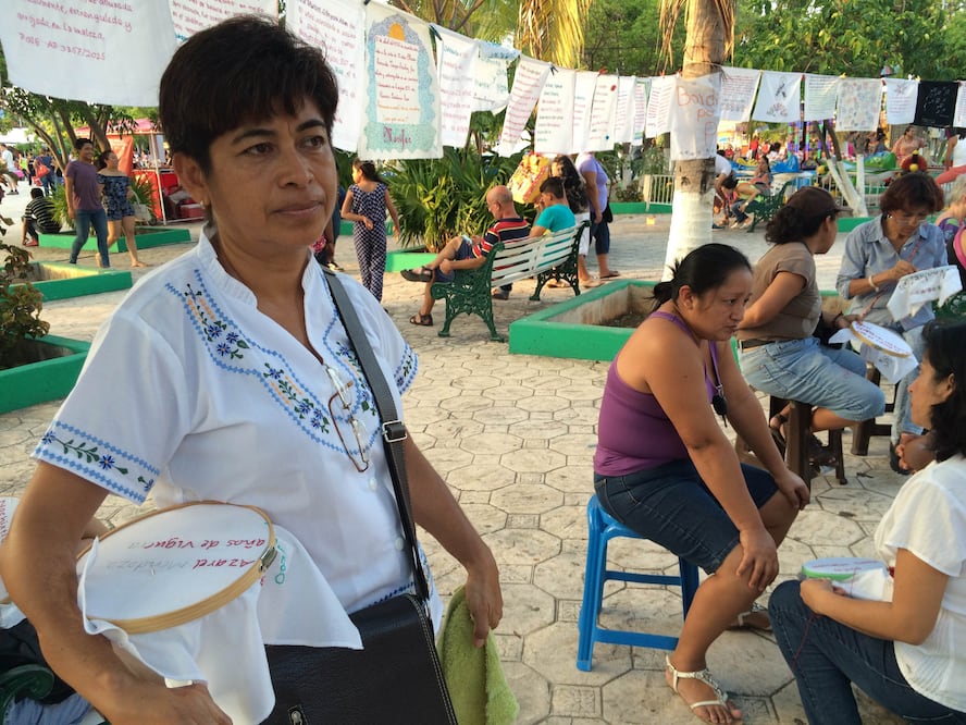 La denuncia en contra de actos que consideraron arbitrarios, encontró eco hoy en pedazos de tela blanca (Adriana Varillas / EL UNIVERSAL)