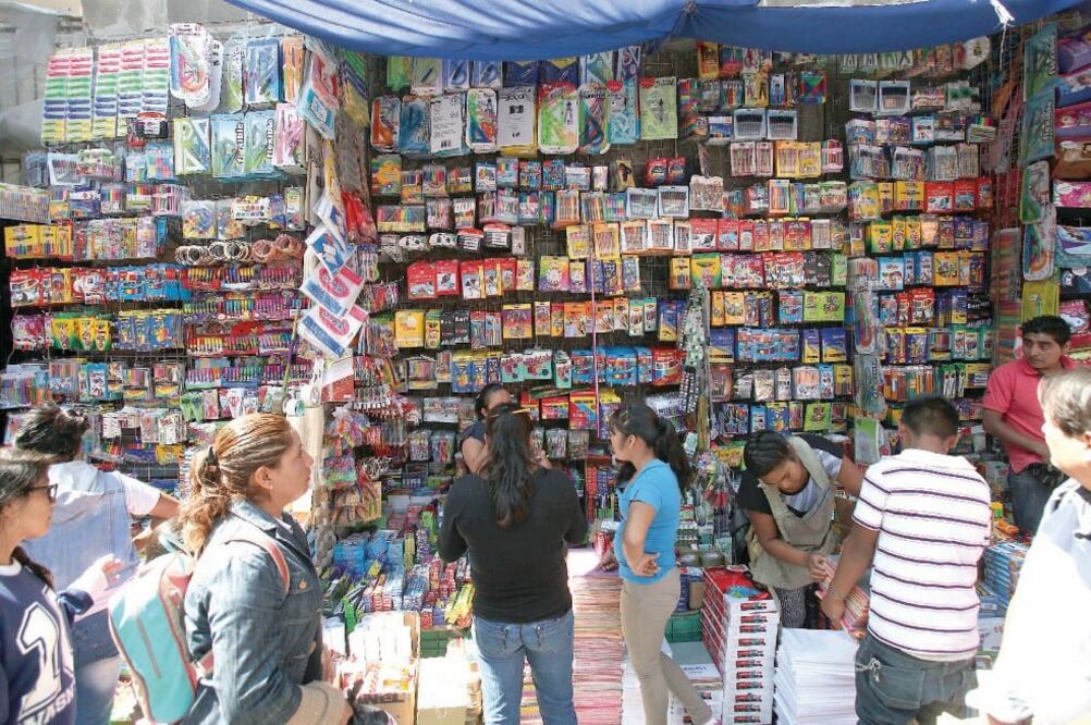 Los visitantes a la Plaza Mesones son padres de familias, pero también hay comerciantes que surten a las 120 mil papelerías de México (VALENTE ROSAS. EL UNIVERSAL)
