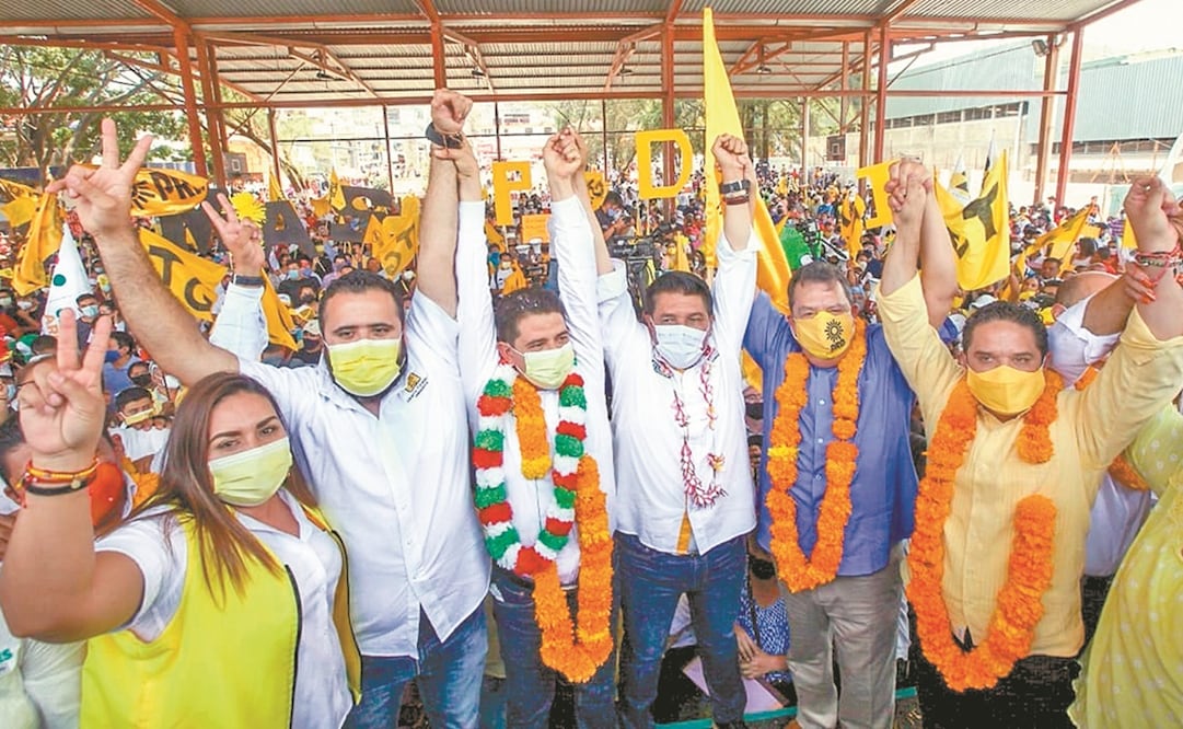 Mario Moreno ha sido criticado por contar con la presencia del exgobernador Ángel Aguirre (segundo de der. a izq.) en su campaña. Foto: ESPECIAL