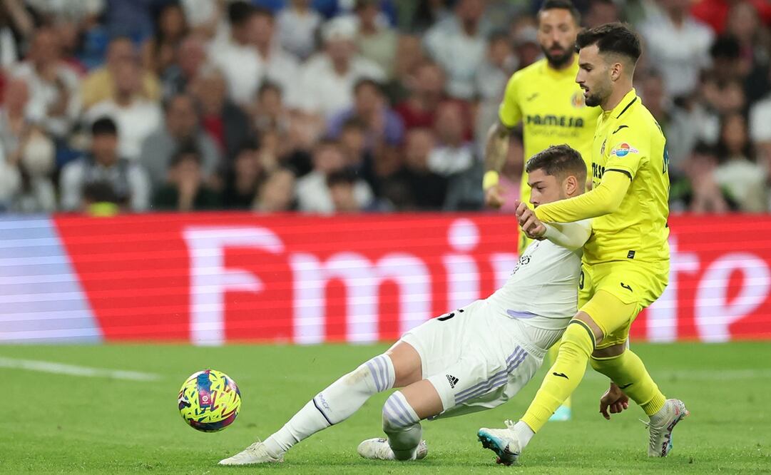Baena disputando el balón con Valverde el pasado fin de semana / Foto: AFP